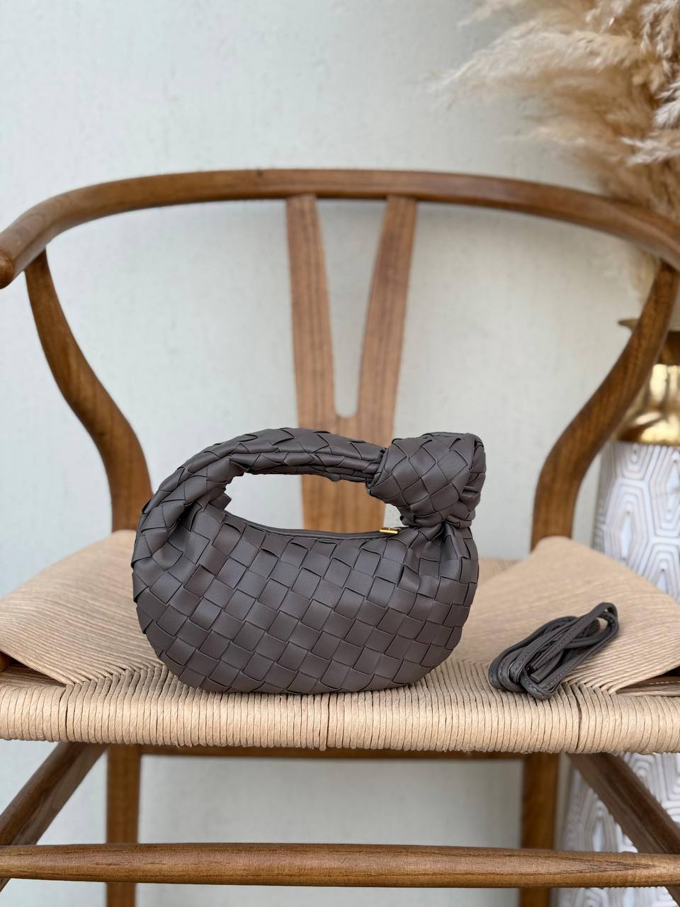 BOTTEGA VENETA*
20cm
300 dhs❤️
Top quality 
With box🎁

Zain167
♥️♥️♥️