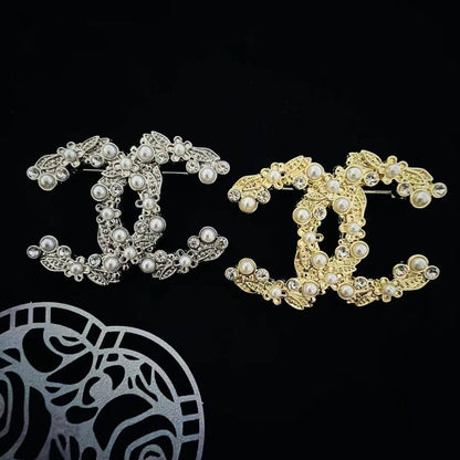 BROOCH🦋*
Good quality 🍁
With black boxes 📦 
20 dhs💓

With normal box 🗃️ 
And paper bag 🛍️
35 dhs💓

Zain216
♥️♥️♥️