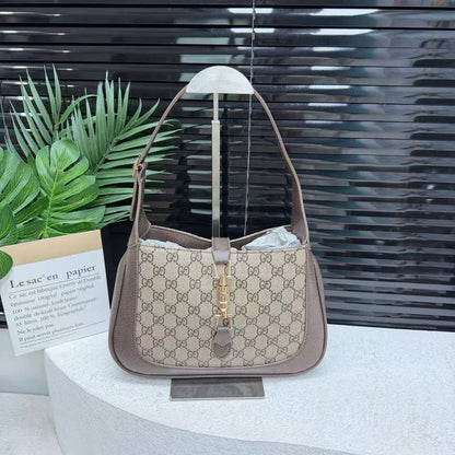 GUCCI
Size  28cm
95 dhs💓

Zain04
♥️♥️♥️