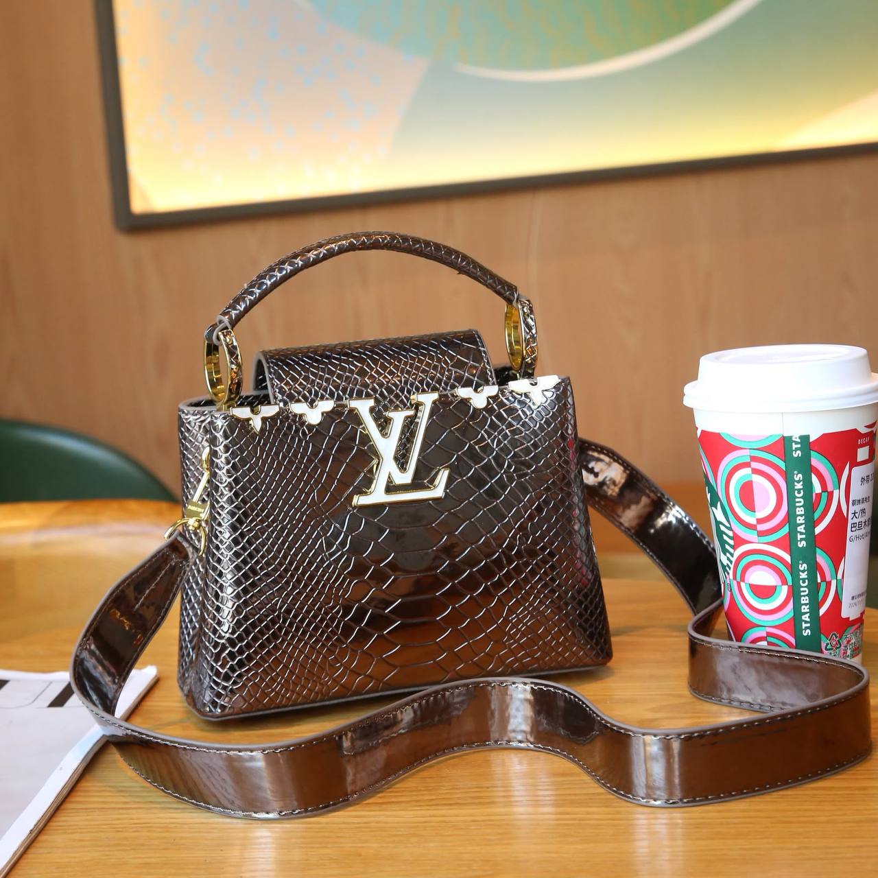 Best quality
LV
Whith box’s
120 dhs🇦🇪🇦🇪
size 20cm

Zain158
♥️♥️♥️