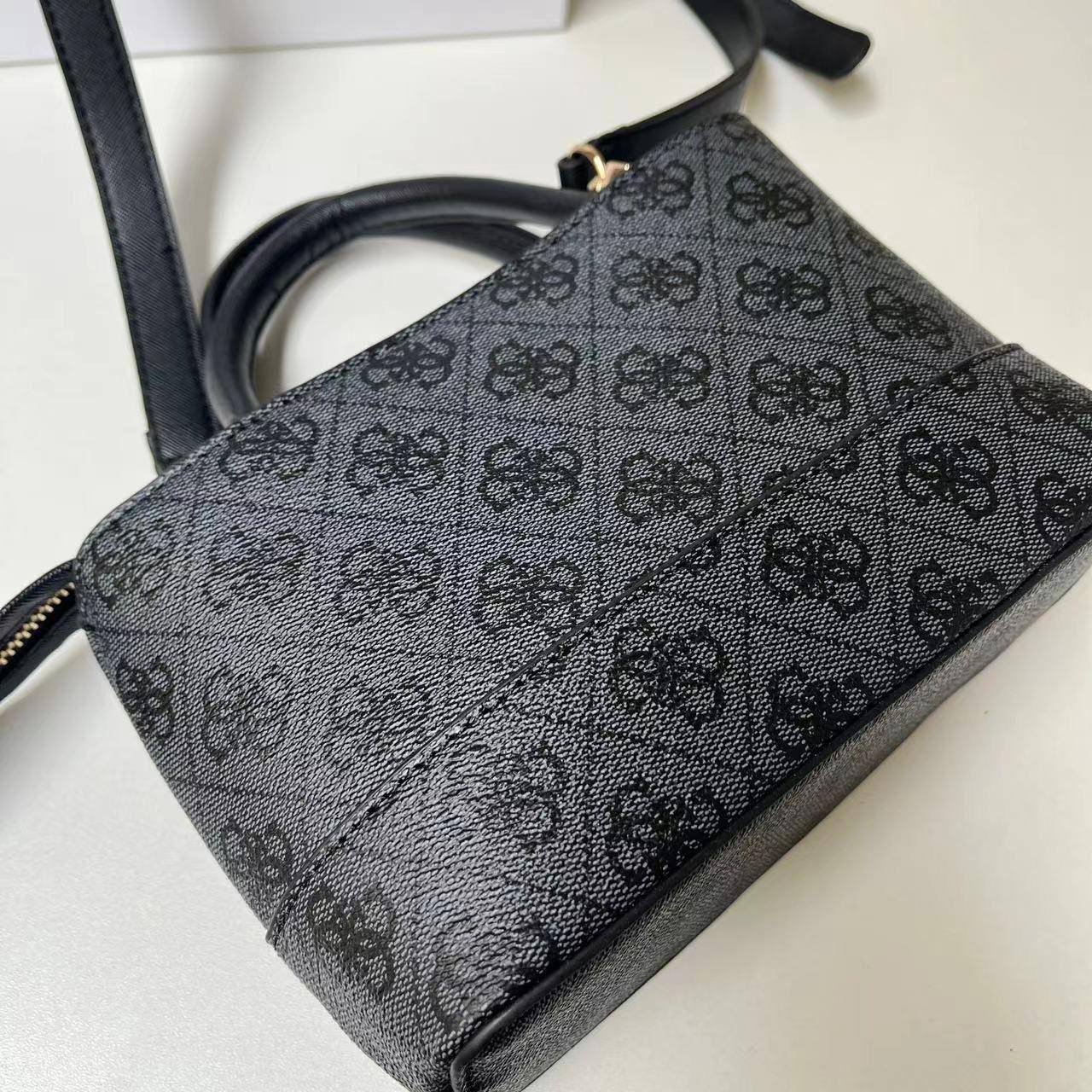 Guess Handbag
Size : 21 * 14 * 7 cm
90 dhs🪙🌺

with box🎁

Zain115
♥️♥️♥️