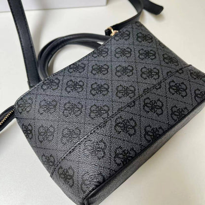 Guess Handbag
Size : 21 * 14 * 7 cm
90 dhs🪙🌺

with box🎁

Zain115
♥️♥️♥️