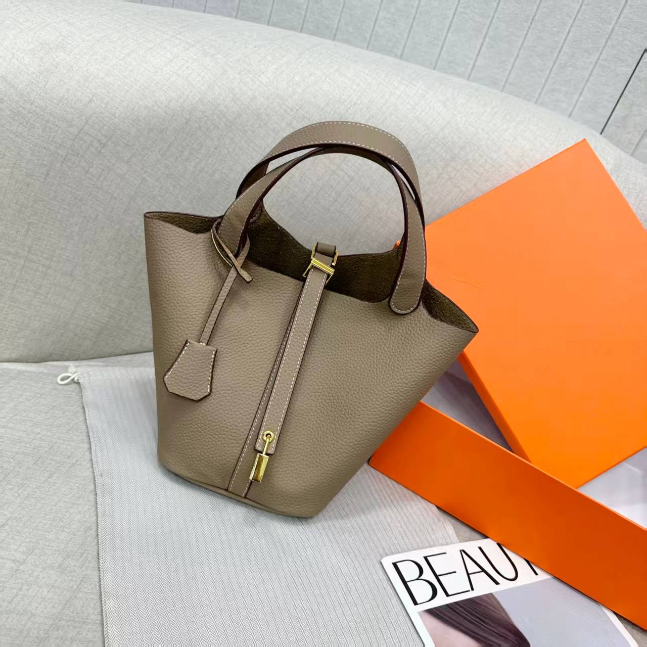 HERMES 
WITH BOX
120 dhs🇦🇪🇦🇪
size 15CM

Zain175
♥️♥️♥️
