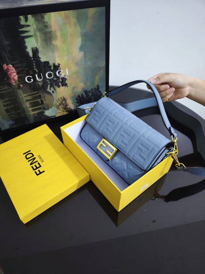 Fendi
110 dhs🇦🇪🇦🇪
with box
size 25cm
High quality

Zain26
♥️♥️♥️