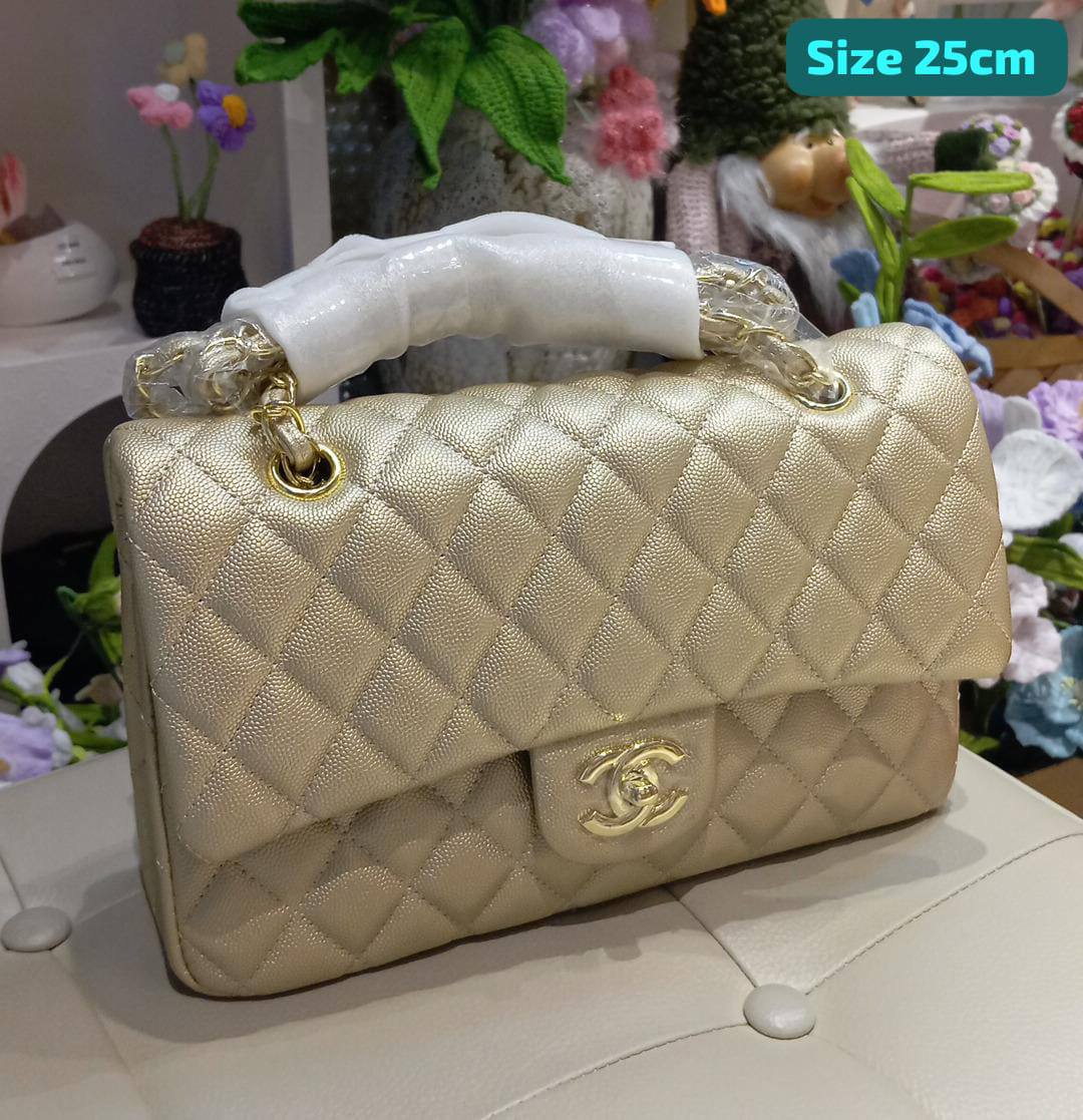 Chanel

Good quality 
with box 
100 dhs🇦🇪🇦🇪

Zain186
♥️♥️♥️