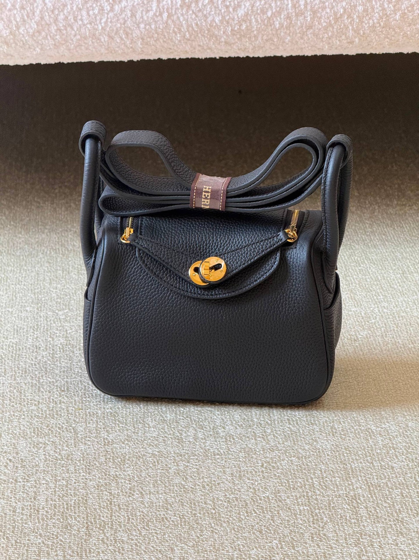 Hermes mini Lindy 18cm💥Master quality ✅with box 📦 
340 dhs✅

Zain51
♥️♥️♥️