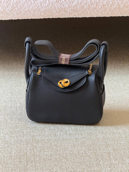 Hermes mini Lindy 18cm💥Master quality ✅with box 📦 
340 dhs✅

Zain51
♥️♥️♥️