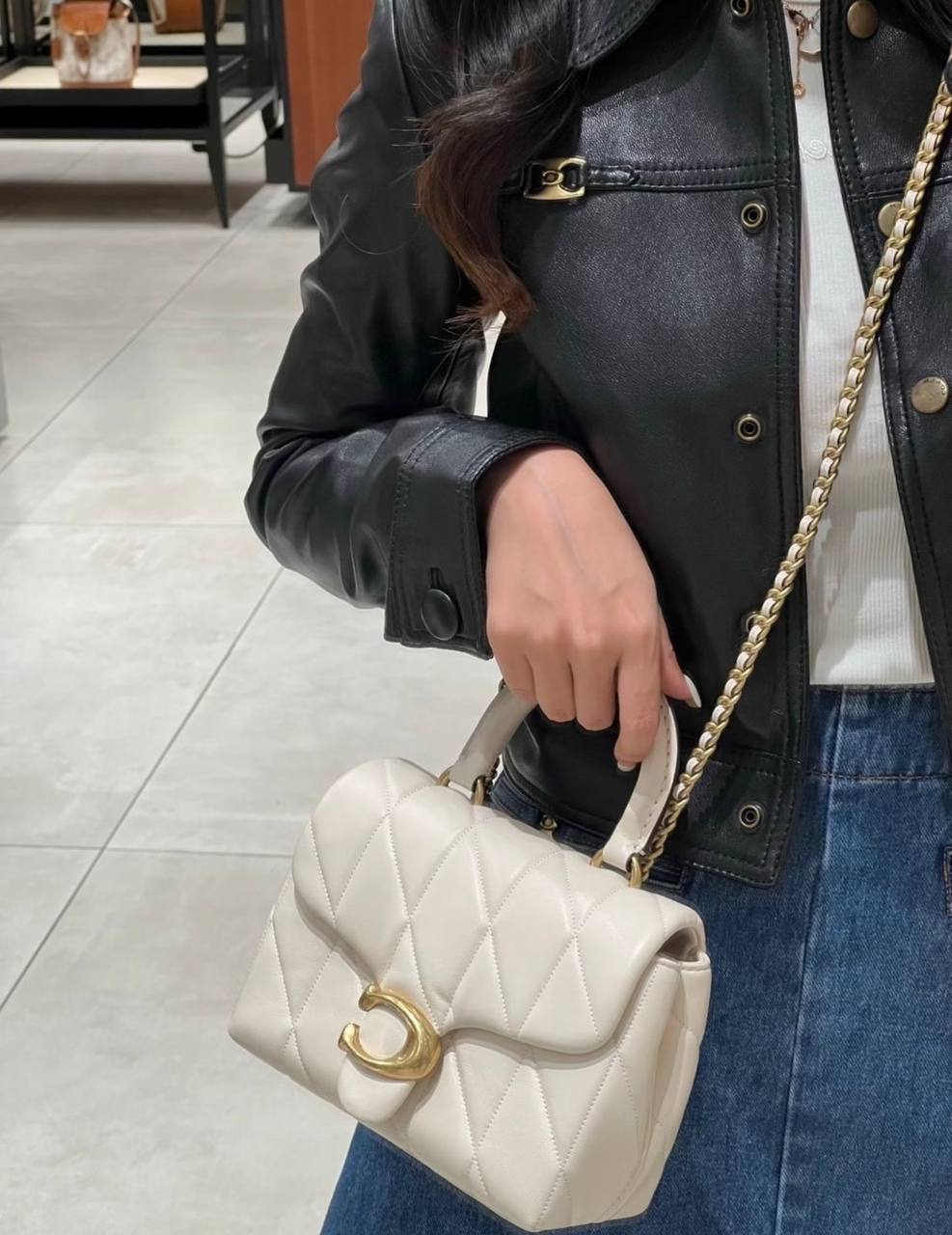 COACH 
HIGH QUALITY 
WITH BOX 
110 dhs✅

Zain39
♥️♥️♥️