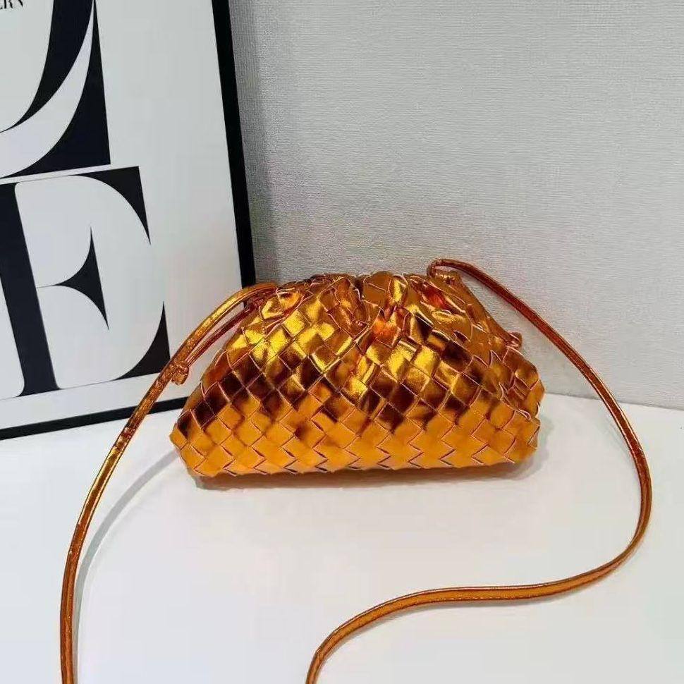 BOTTEGA NEW CAME GOOD QUALITY WITH BOX 
100 dhs🇦🇪🇦🇪

Zain295
♥️♥️♥️