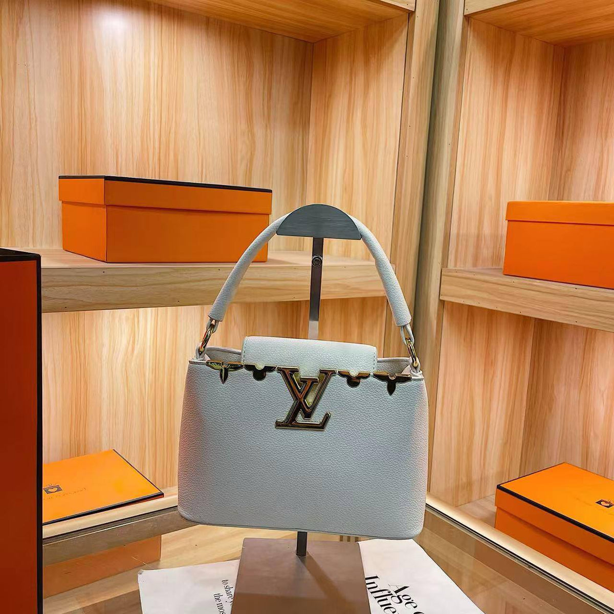 LV

21*15*8cm

80 dhs🇦🇪🇦🇪🇦🇪
Zain17
♥️♥️♥️