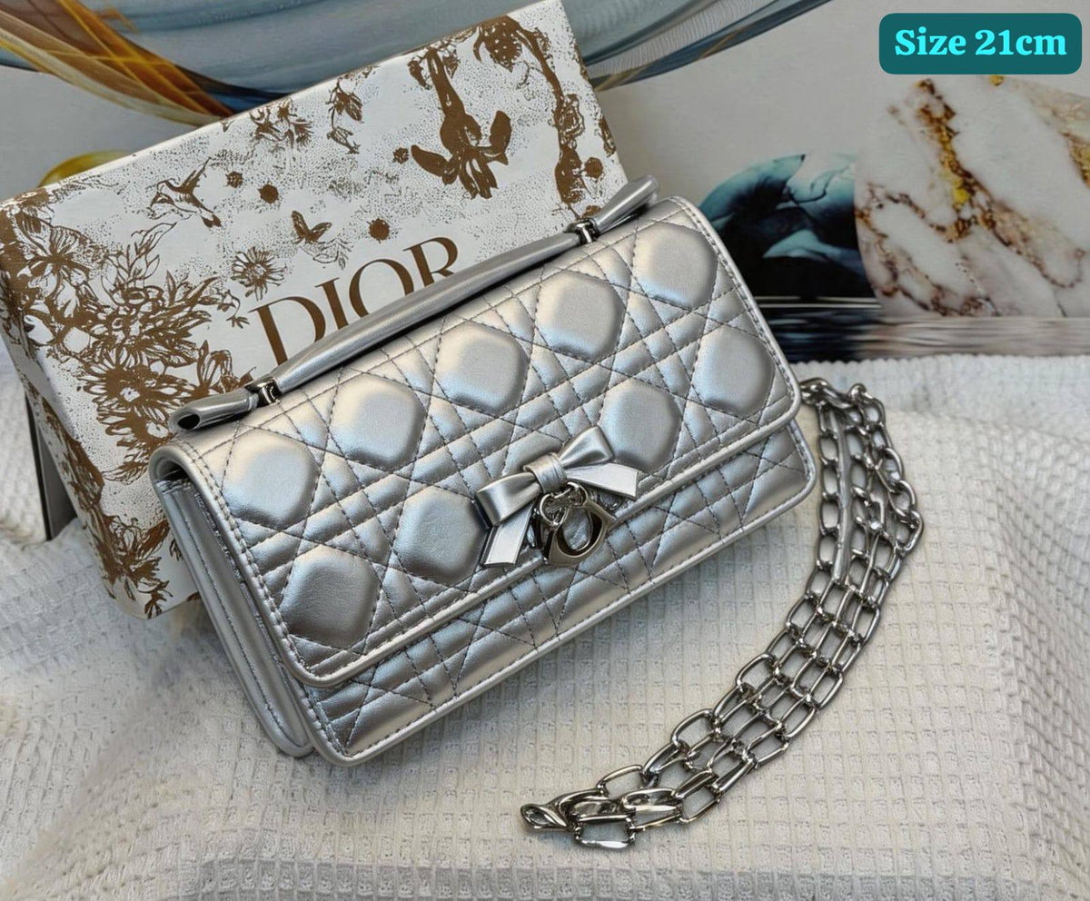Dior

Good quality 

with box 
115 dhs🇦🇪🇦🇪

Zain186
♥️♥️♥️