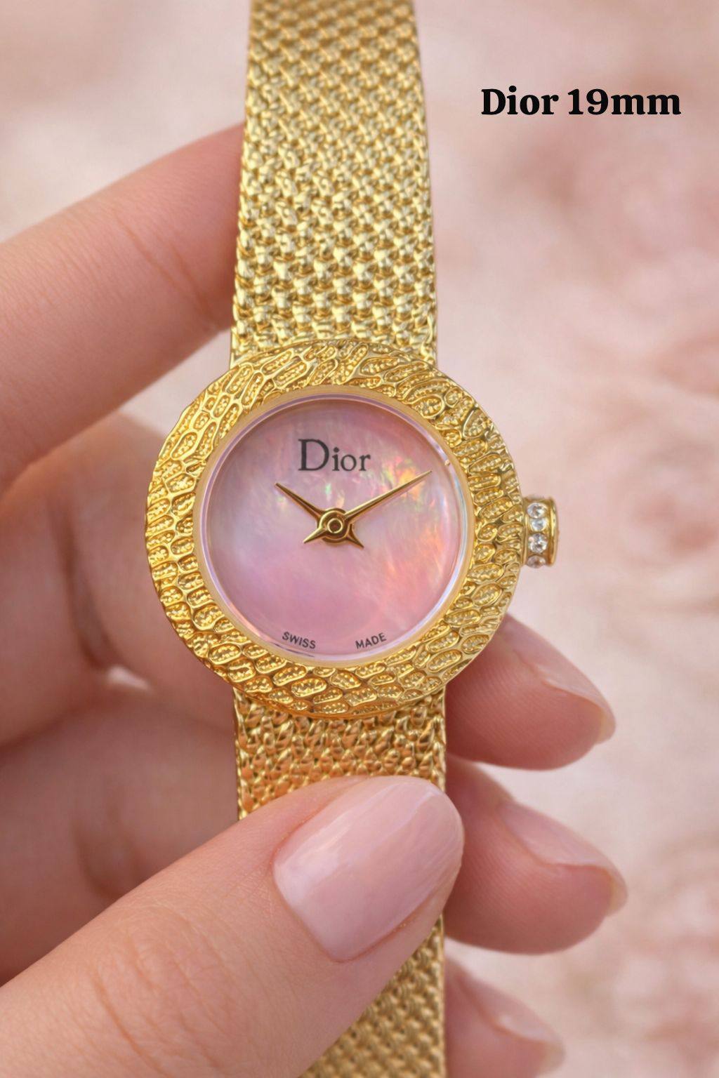 Dior mini size watch for ladies good quality 
170 dhs🌺 
 (size 19mm)

Zain59
♥️♥️♥️