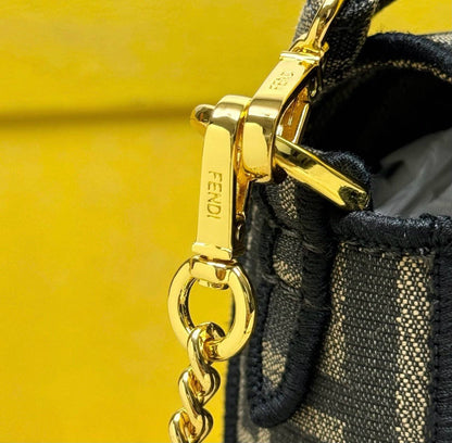 FENDI 
MASTER QUALITY
 WITH BOX 
240 dhs✅

Zain295
♥️♥️♥️