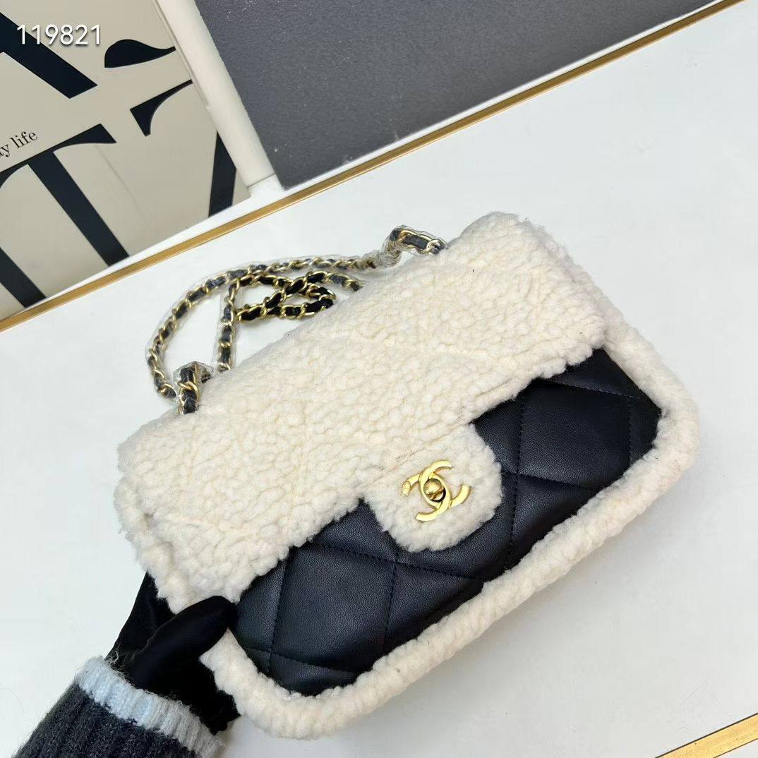Chanel 
Master
23cm🥰  
290 dhs❤️

Zain228
♥️♥️♥️