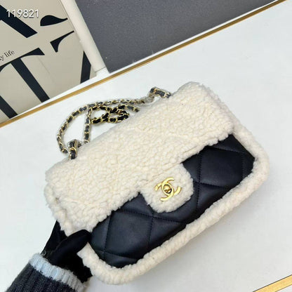 Chanel 
Master
23cm🥰  
290 dhs❤️

Zain228
♥️♥️♥️