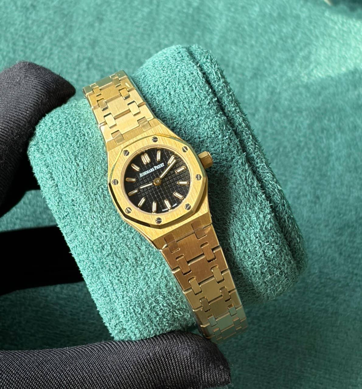 Ap watch for ladies 
good quality 
290 dhs
 (size 23mm )

Zain59
♥️♥️♥️