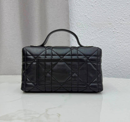 DIOR 

HIGH QUALITY 

WITH BOX  
🎁🎁🎁

120 dhs✅

Zain17
♥️♥️♥️