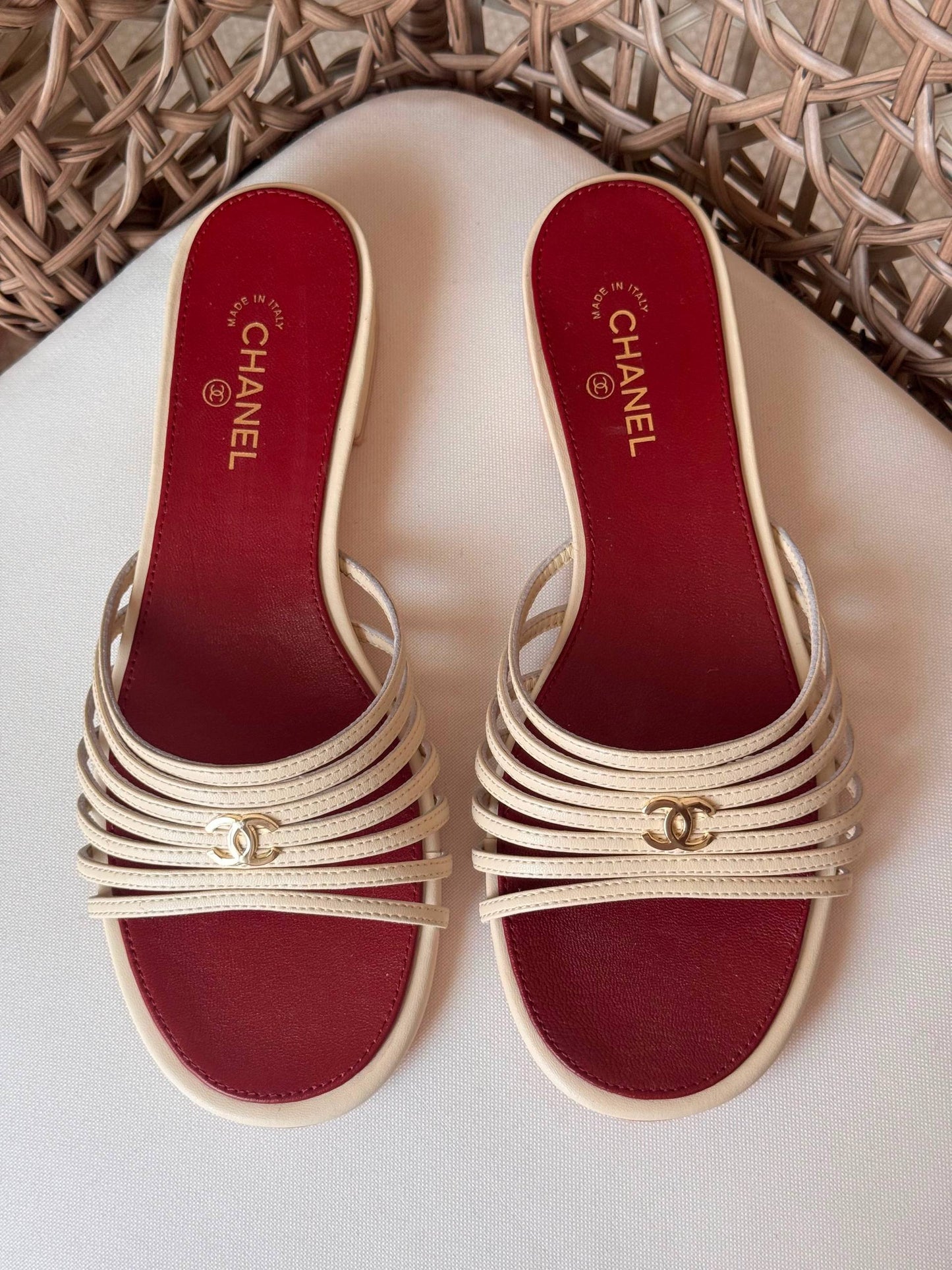 CHANEL 
✨ New Collection
👠 36–41
💎 Premium Quality
🔥 Super Master
450 dhs✅

Zain198
♥️♥️♥️