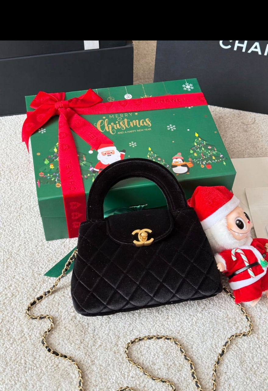 Chanel
100 dhs✅
SIZE：22cm
With the box

Zain35
♥️♥️♥️