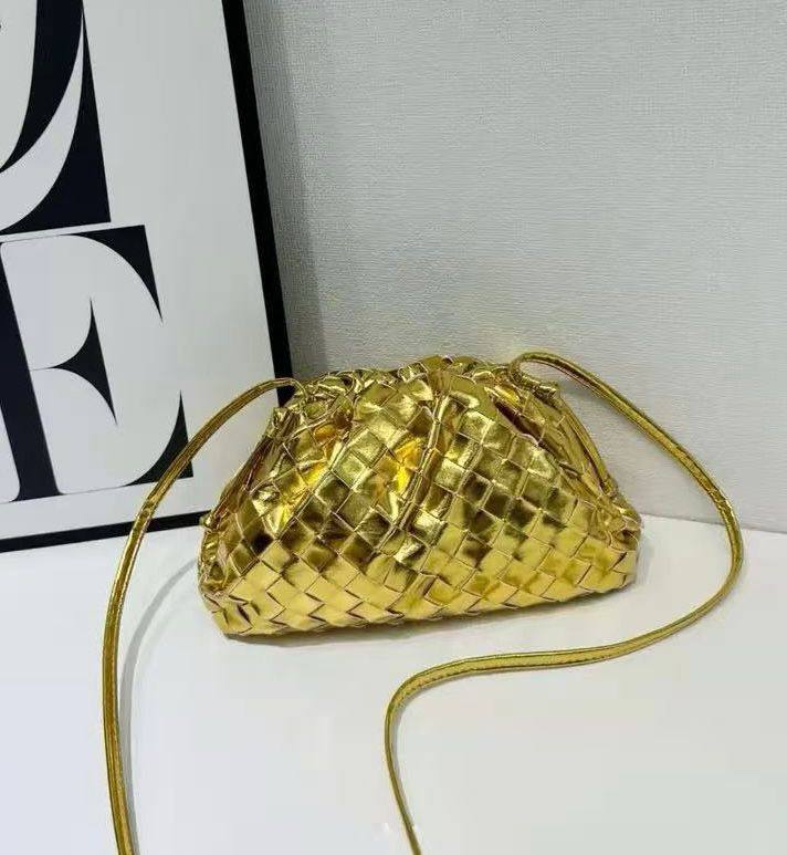 BOTTEGA 

NEW CAME GOOD QUALITY 

WITH BOX 
🎁🎁🎁

110 dhs💓

Zain39
♥️♥️♥️
