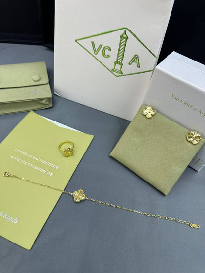 VCA SET 🔥*
Necklace 5 flower 🌺 
Bracelet one flower 🌸
Earring 🦋
Ring 💍 free size 🌊
Stainless Steel 💯
Non tarnish ✨
With normal boxes 📦 
50 dhs🪙🌨️
With master box 🗃️ 
85 dhs🪙🌨️

Zain216
♥️♥️♥️