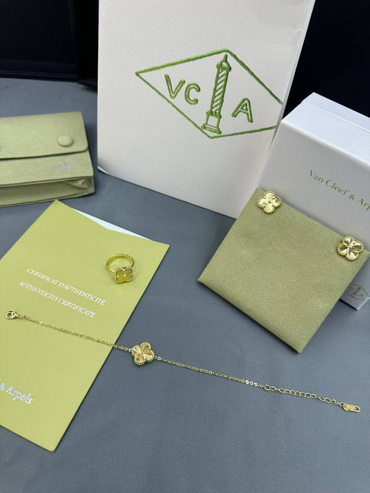 VCA SET 🔥*
Necklace 5 flower 🌺 
Bracelet one flower 🌸
Earring 🦋
Ring 💍 free size 🌊
Stainless Steel 💯
Non tarnish ✨
With normal boxes 📦 
50 dhs🪙🌨️
With master box 🗃️ 
85 dhs🪙🌨️

Zain216
♥️♥️♥️