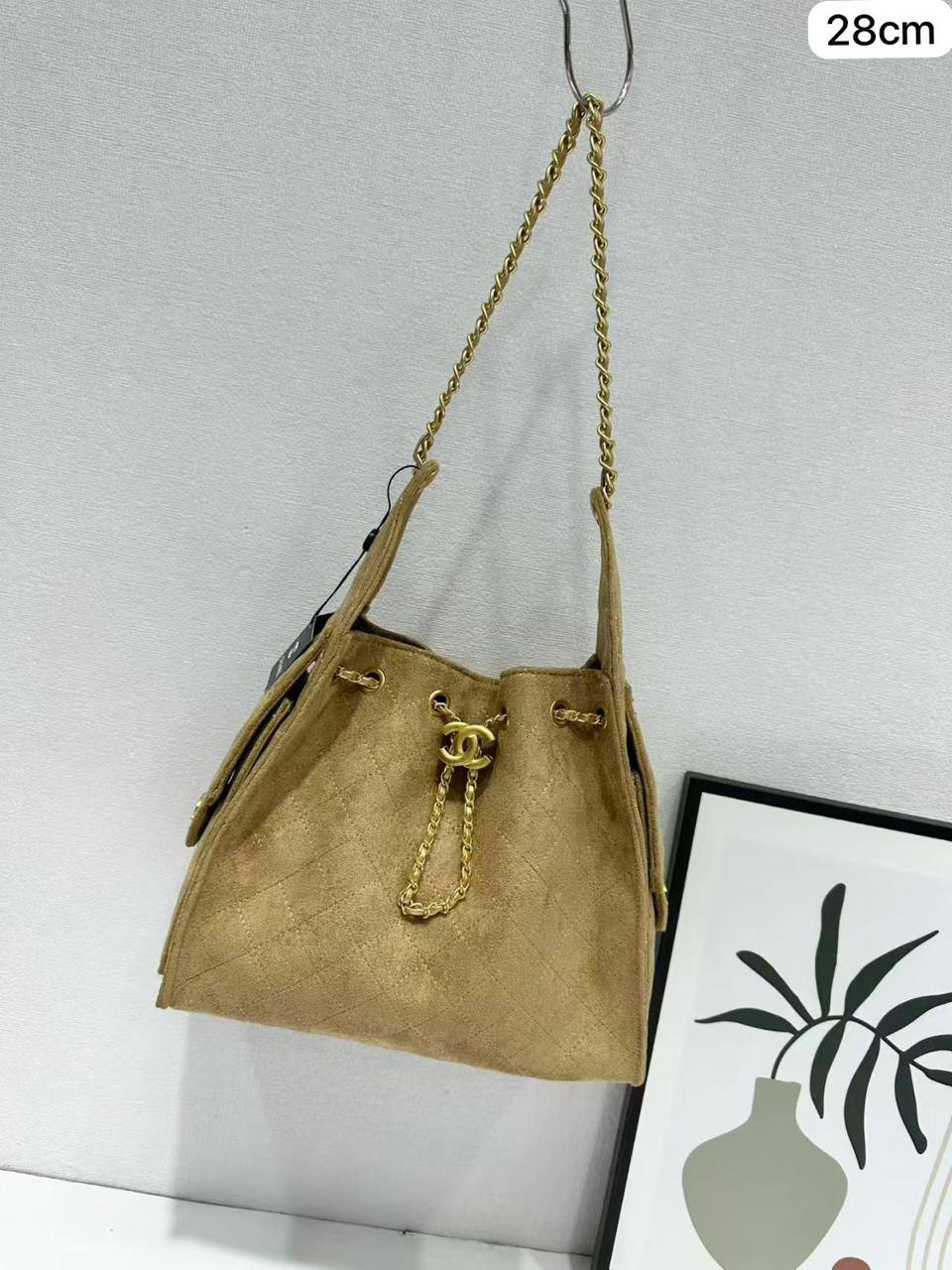 ❤️ Chanel 25C hobo
1️⃣ First quality
Size : 28 * 13 * 35 cm
110 dhs❣️

Zain115
♥️♥️♥️
