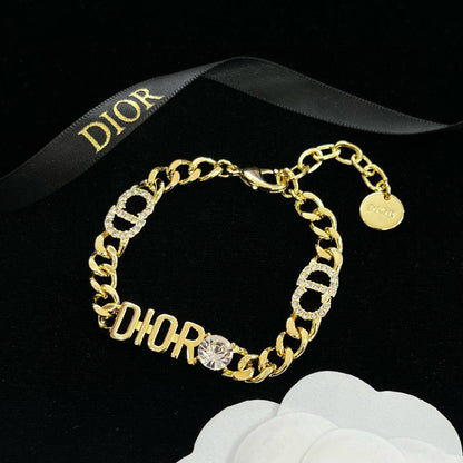 DIOR 
MASTER⭐
BRACELET 💫✨
50 dhs🌺 
WITH BOX AND PAPER BAG 🛍️🎁

Zain89
♥️♥️♥️