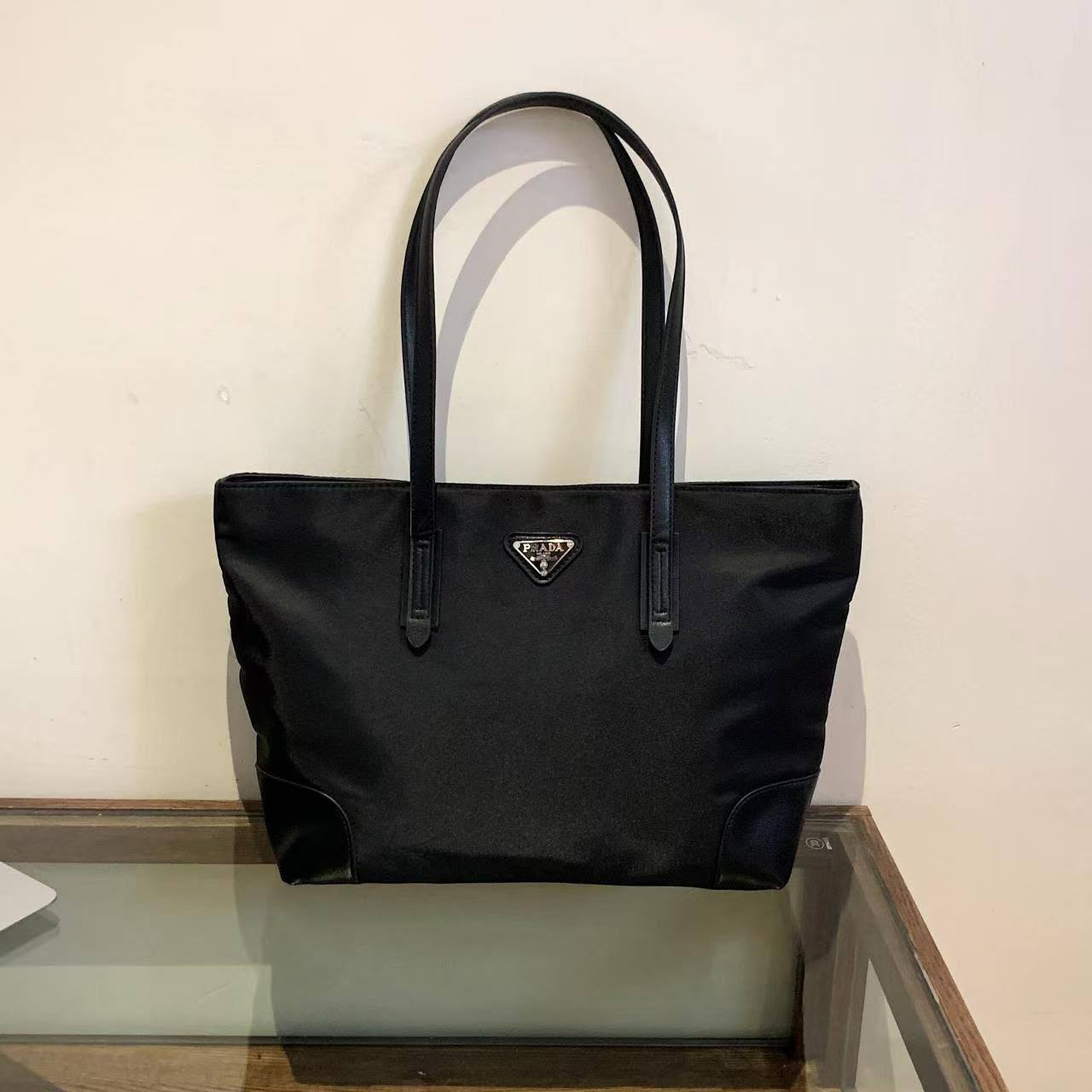 Prada
100 dhs🇦🇪🇦🇪

Zain07
♥️♥️♥️