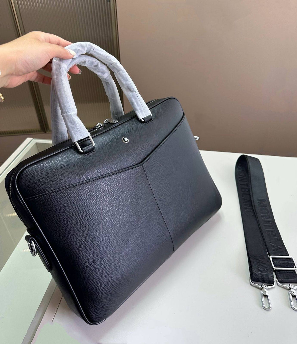 Montblanc 
Laptop bag 

copy one 
new came 
265 dhs🇦🇪🇦🇪

Zain295
♥️♥️♥️
