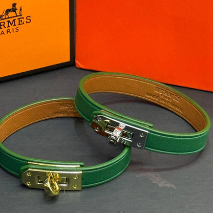 Hermes ❤️‍🔥*
Bracelet ✨
With black boxes 
20 dhs❤️
With normal boxes 🗃️ 
And paper bag🛍️
30 dhs❤️

Zain216
♥️♥️♥️
