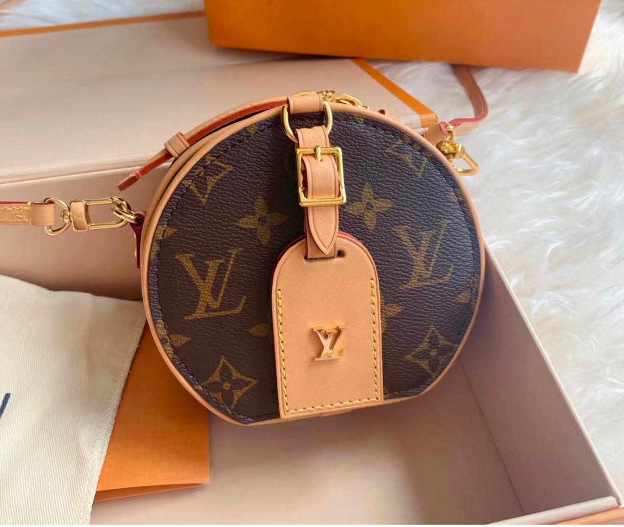 LV
100 dhs💓
size：mini
Good-quality with box

Zain35
♥️♥️♥️