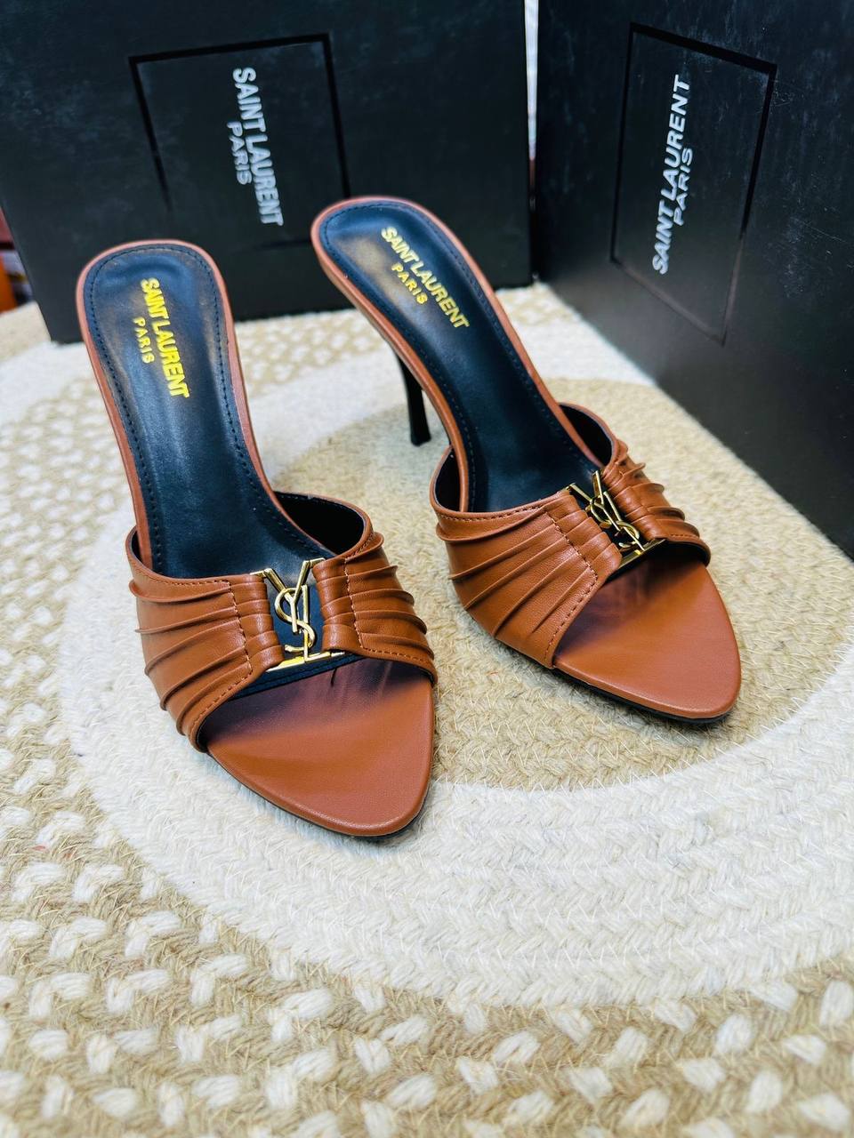 Chanel - YSL
High quality 
size 36-42 
110 dhs🪙🌨️

Zain132
♥️♥️♥️