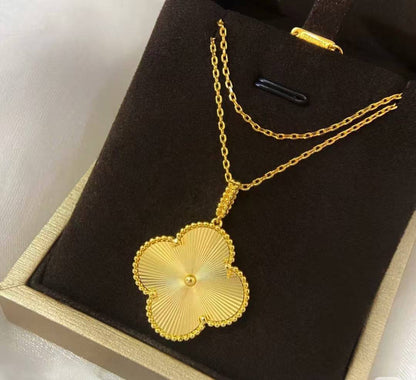 VCA
Necklace 
*Master*🍃💕
With normal box 🎁
55 dhs❣️

Zain263
♥️♥️♥️