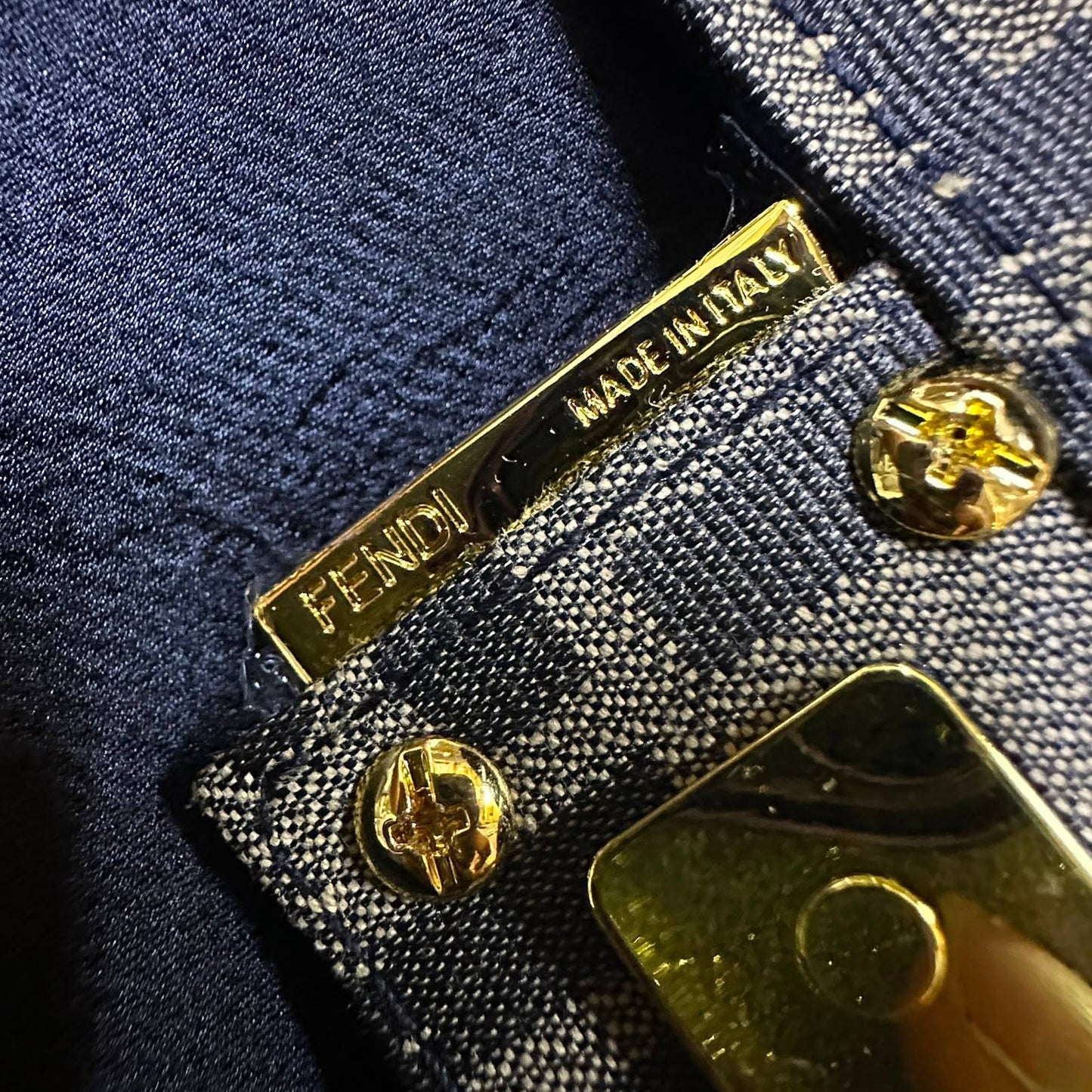 FENDI 
MASTER QUALITY
 WITH BOX 
240 dhs✅

Zain295
♥️♥️♥️