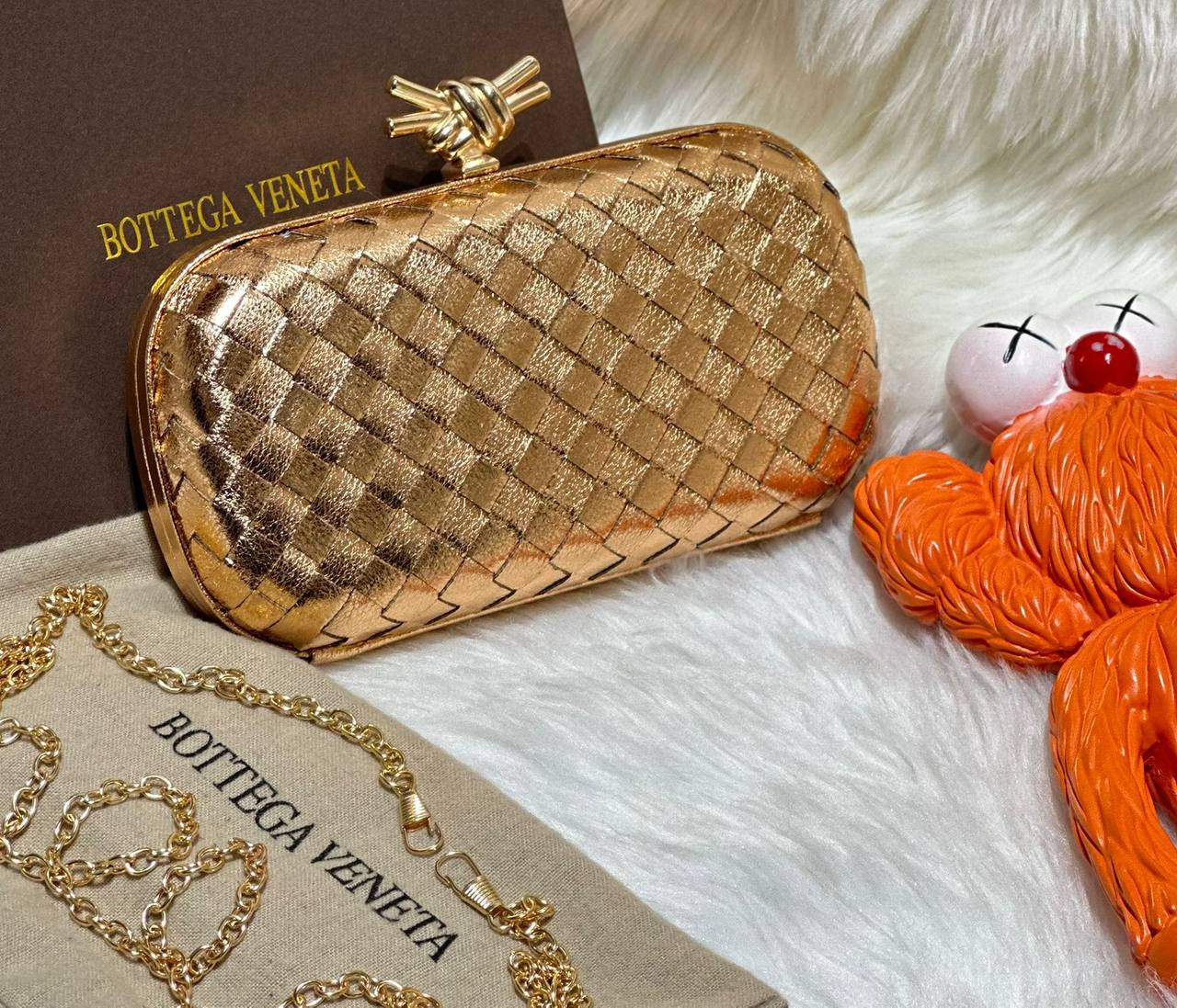 Bottega
good quality, 
comes with box, 
🎁🎁🎁

size... 19 *11 cm 
95 dhs💓

Zain12
♥️♥️♥️