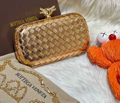 Bottega
good quality, 
comes with box, 
🎁🎁🎁

size... 19 *11 cm 
95 dhs💓

Zain12
♥️♥️♥️