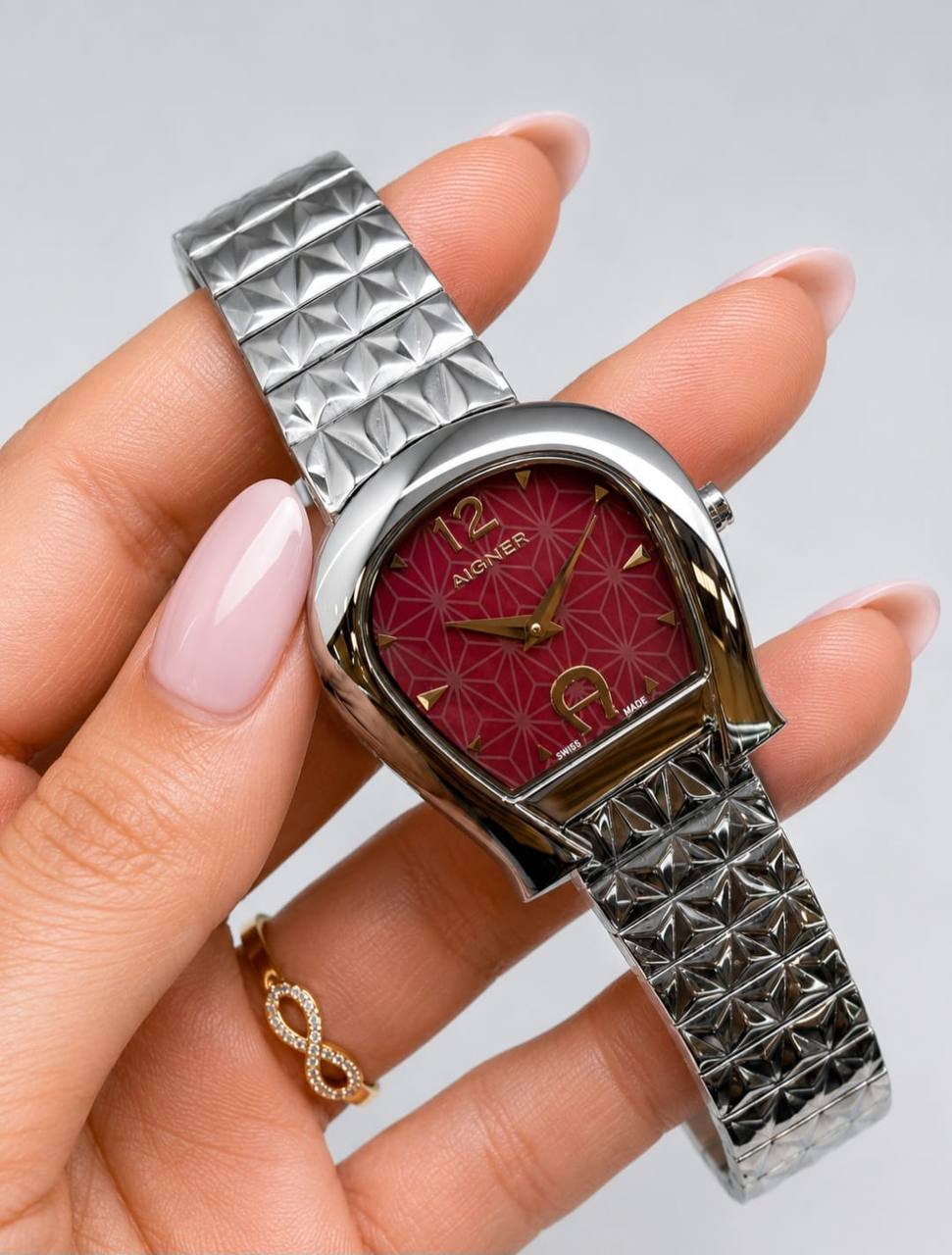 Aigner watch for ladies good quality 
270 dhs✅

Zain59
♥️♥️♥️