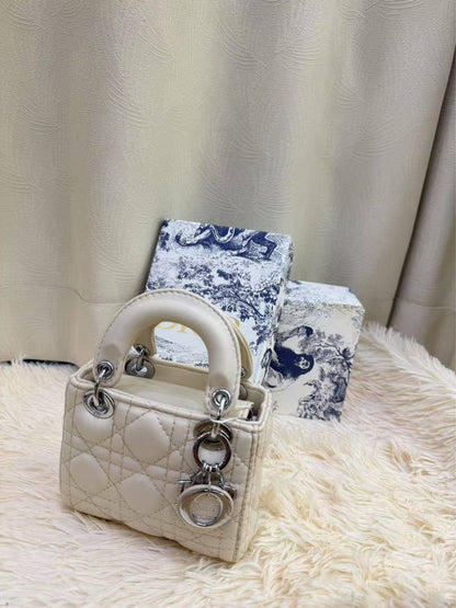 Dior 

100 dhs✅
with box
🎁🎁🎁

size 14×7×11cm

Zain42
♥️♥️♥️