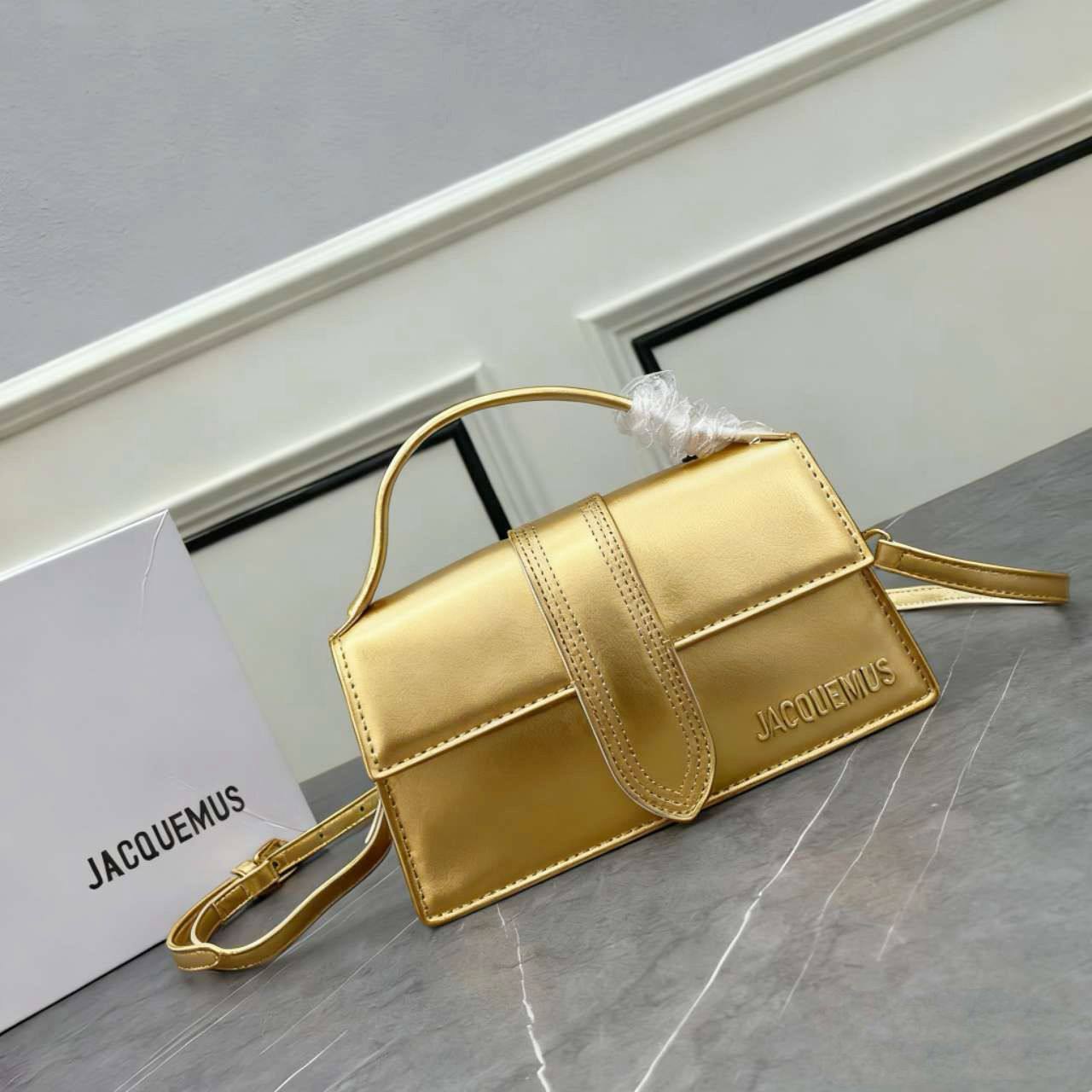 JACQUEMUS
 COPY ONE
WITH BOX BIG SIZE  
250 dhs✅
Leather 

Zain39
♥️♥️♥️