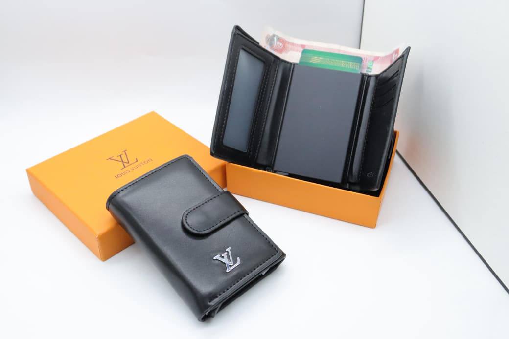 Wallet 
good quality
60 dhs🪙

With Box
🎁🎁🎁

Zain33
♥️♥️♥️