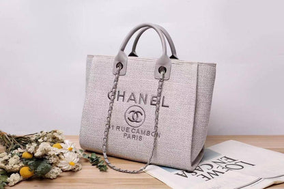 Chanel 
good quality, 
size...40*33 cm 
100 dhs❣️

Zain12
♥️♥️♥️