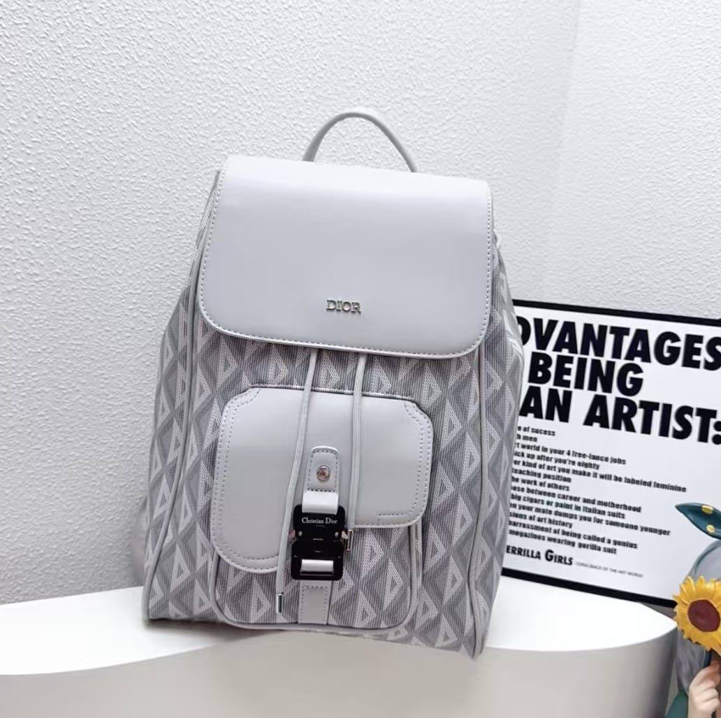 Dior 
BACKPACK 
GOOD QUALITY
110 dhs💓

Zain250
♥️♥️♥️