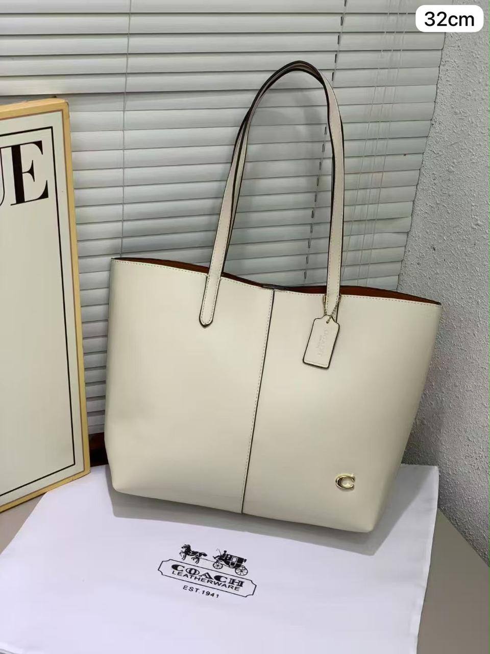 💗 Coach / LACOSTE

1⃣️First quality 

Size: 48 ~ 32 * 28.5 cm
85 dhs🇦🇪🇦🇪

Zain115
♥️♥️♥️