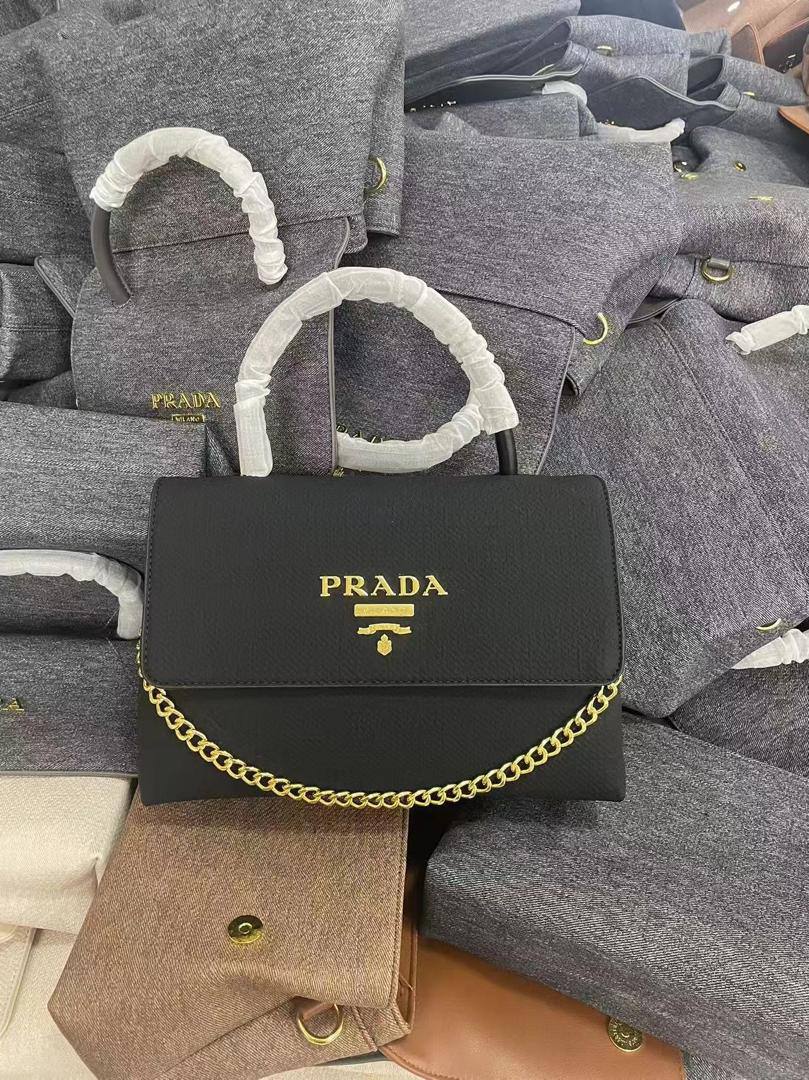 Prada - Chanel - Hermes
95 dhs✅
high quality25cm

Zain26
♥️♥️♥️