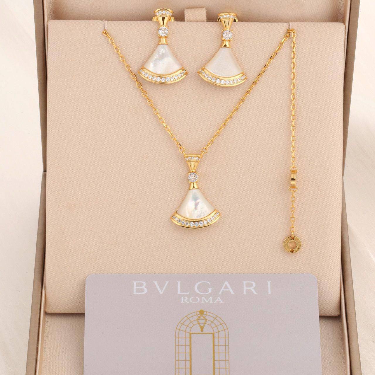 BVLGARI❤️‍🔥*
Necklace 💥
Earring ❣️
Master quality 💯
With normal boxes 📦 
105 dhs🪙🌨️
With master box 🗃️ 
140 dhs🪙🌨️

Zain216
♥️♥️♥️