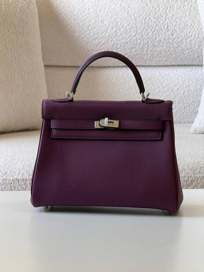 Hermes

kelly 25cm💕

master quality😍with box❤️
🎁🎁🎁

400 dhs❤️💚❤️

Zain52
♥️♥️♥️