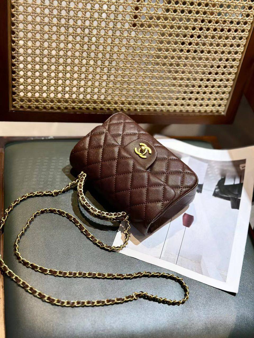 Chanel
105 dhs❣️
SIZE：18cm
High-quality 

with box
🎁🎁🎁

Zain35
♥️♥️♥️