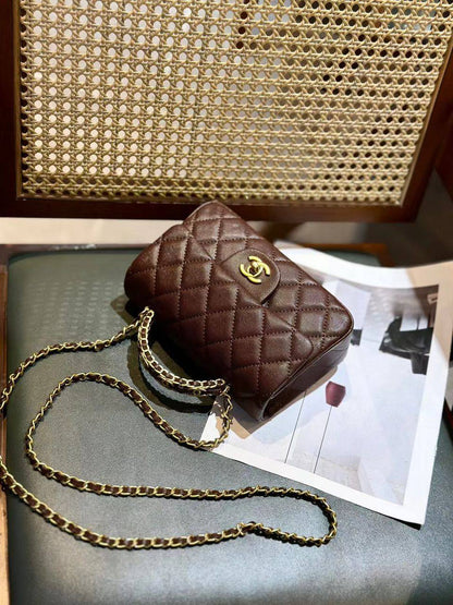 Chanel
105 dhs❣️
SIZE：18cm
High-quality 

with box
🎁🎁🎁

Zain35
♥️♥️♥️