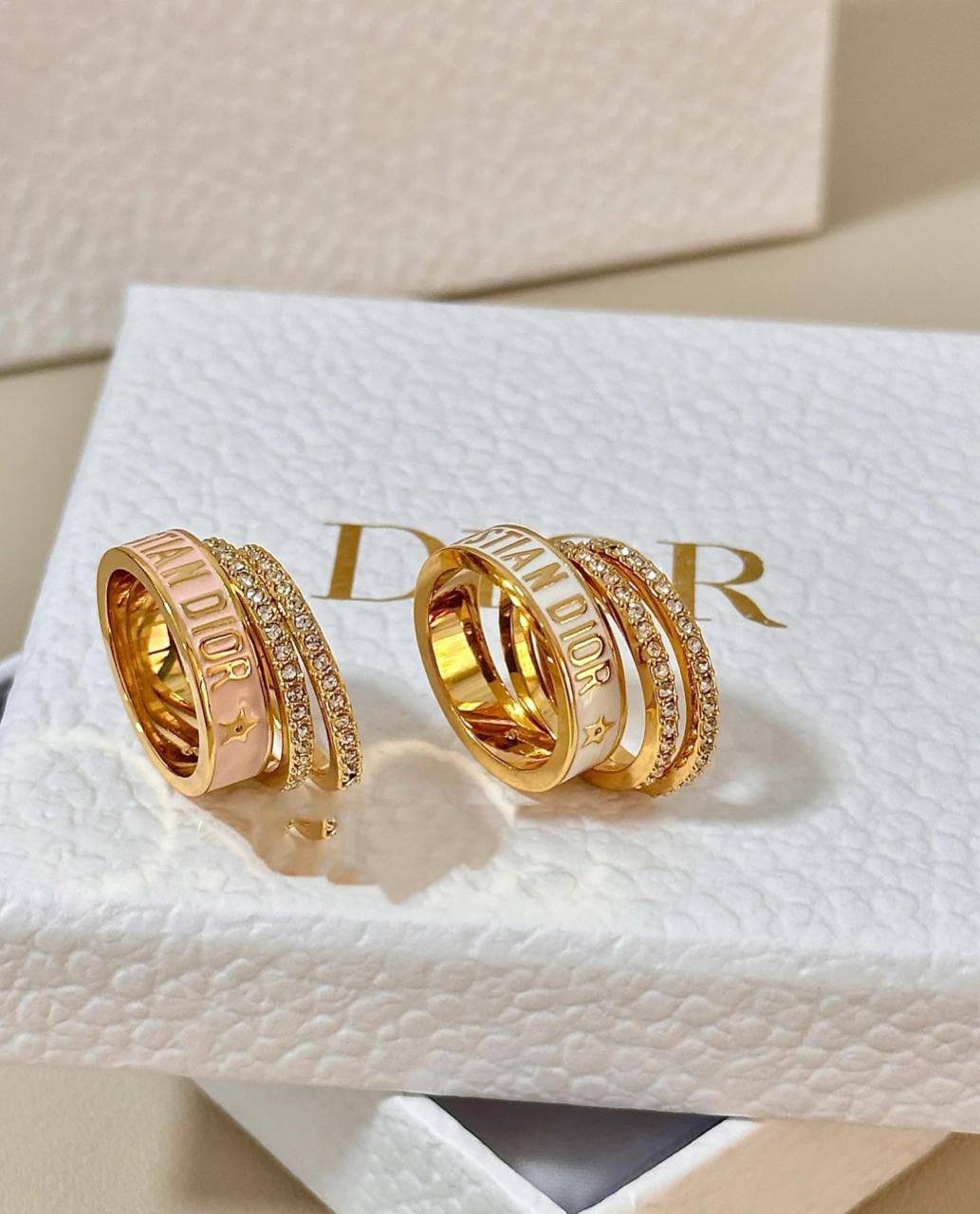 Dior ❤️‍🔥*
Ring 💍 size 👇
6,7,8,9
Master quality 💯
With normal boxes 📦 
50 dhs🪙💕
With master box 🗃️ 
65 dhs🪙💕

Zain216
♥️♥️♥️